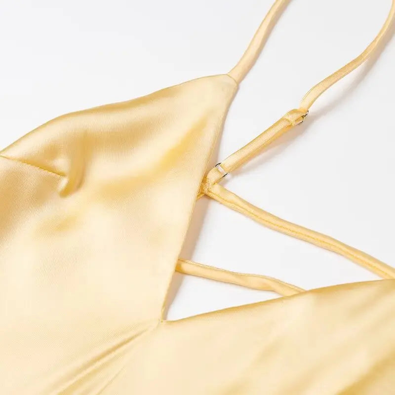 Yellow dress with a V-neck and thin straps, elegant, long, loose-fitting, sleeveless dress, 2025 style, for parties and special occasions.