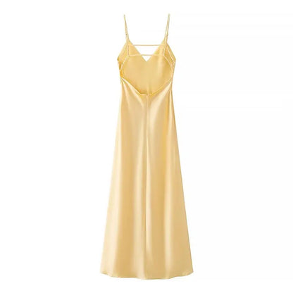 Yellow dress with a V-neck and thin straps, elegant, long, loose-fitting, sleeveless dress, 2025 style, for parties and special occasions.