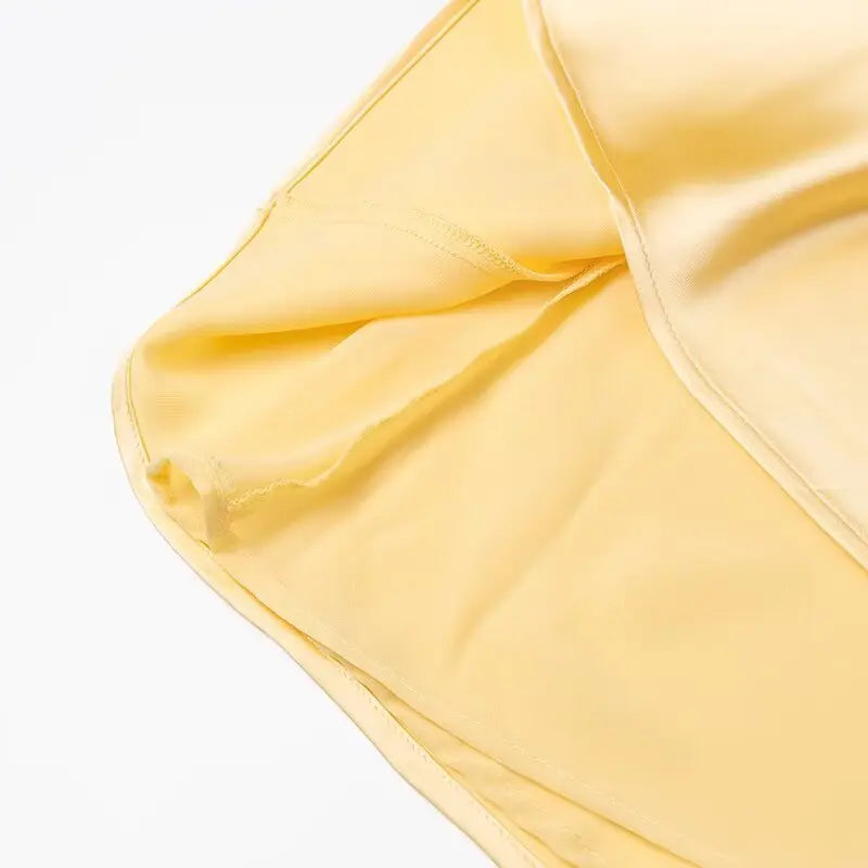 Yellow dress with a V-neck and thin straps, elegant, long, loose-fitting, sleeveless dress, 2025 style, for parties and special occasions.