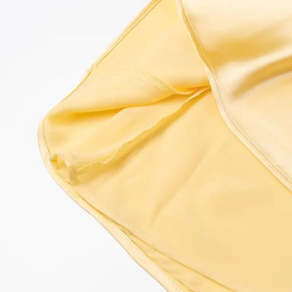 Yellow dress with a V-neck and thin straps, elegant, long, loose-fitting, sleeveless dress, 2025 style, for parties and special occasions.