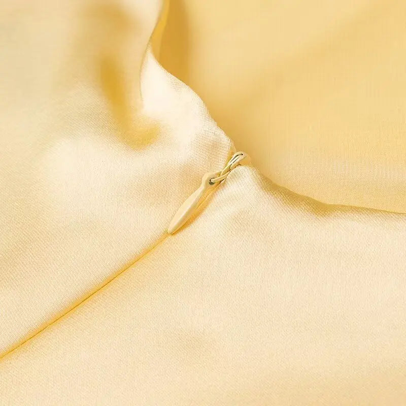 Yellow dress with a V-neck and thin straps, elegant, long, loose-fitting, sleeveless dress, 2025 style, for parties and special occasions.