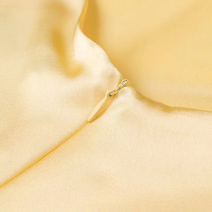 Yellow dress with a V-neck and thin straps, elegant, long, loose-fitting, sleeveless dress, 2025 style, for parties and special occasions.